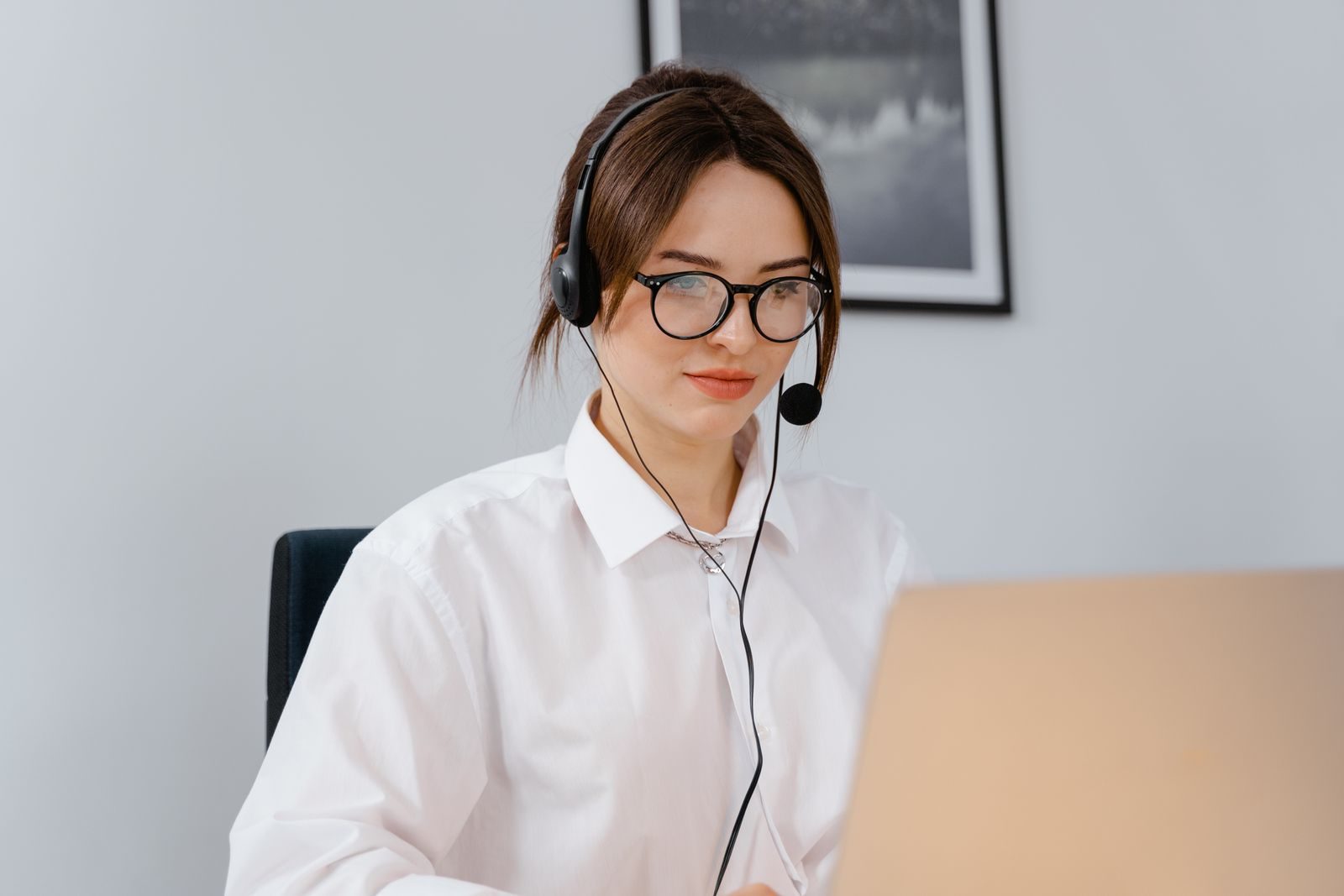 Nhân viên hỗ trợ kỹ thuật thiết bị âm thanh từ xa