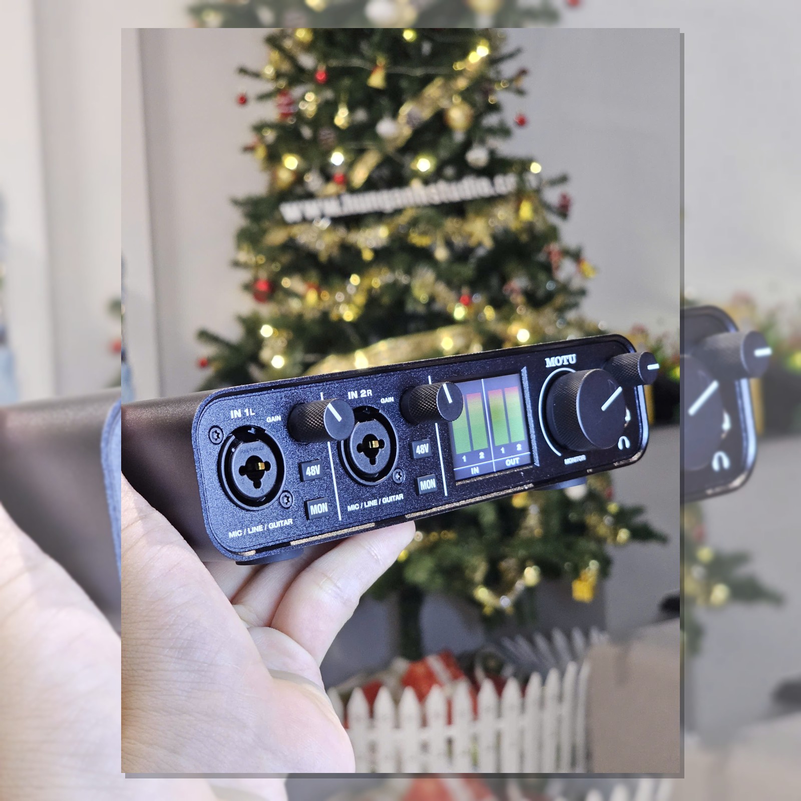 Mặt trước sound card MOTU M2 với màn hình màu