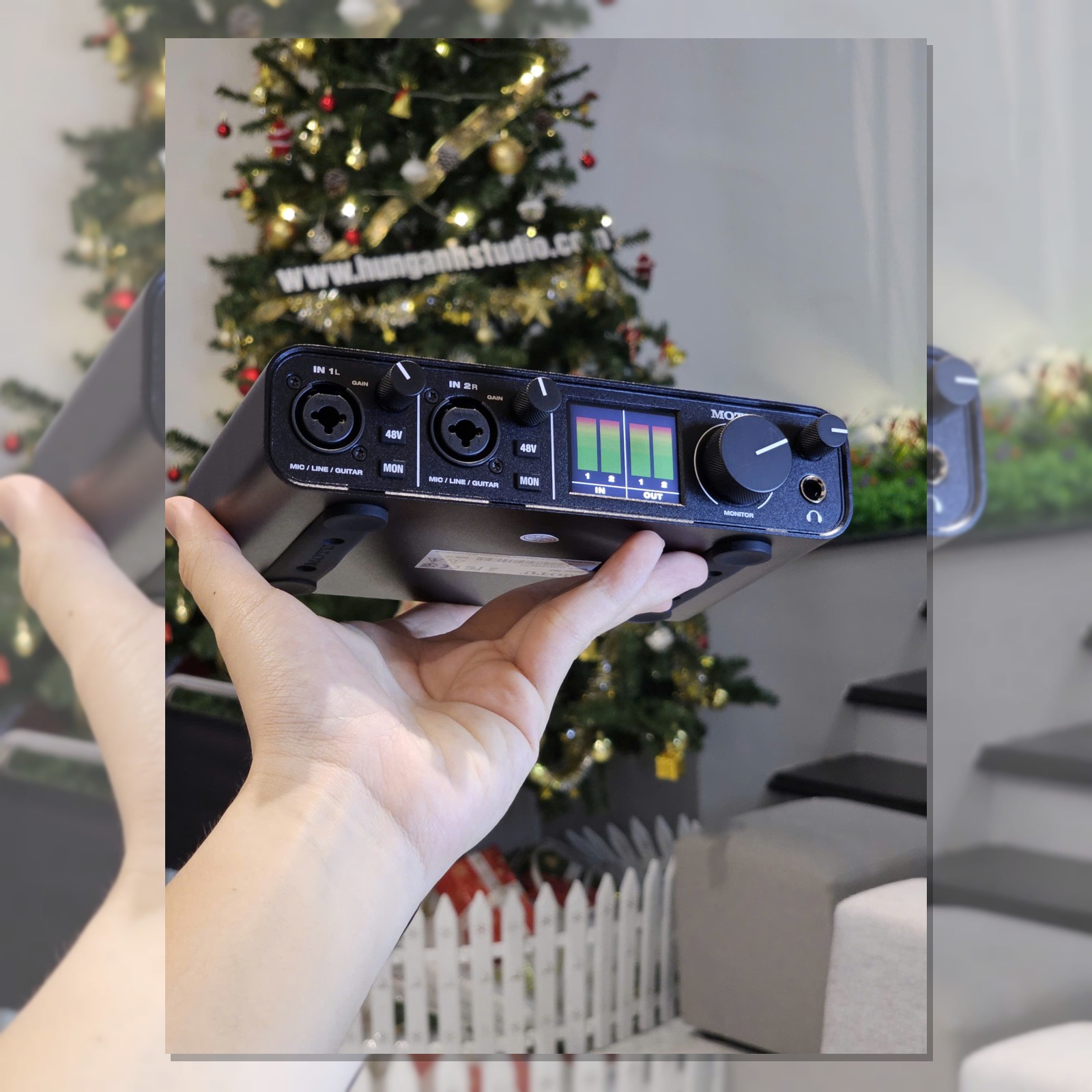 Audio interface MOTU M2 cầm trên tay