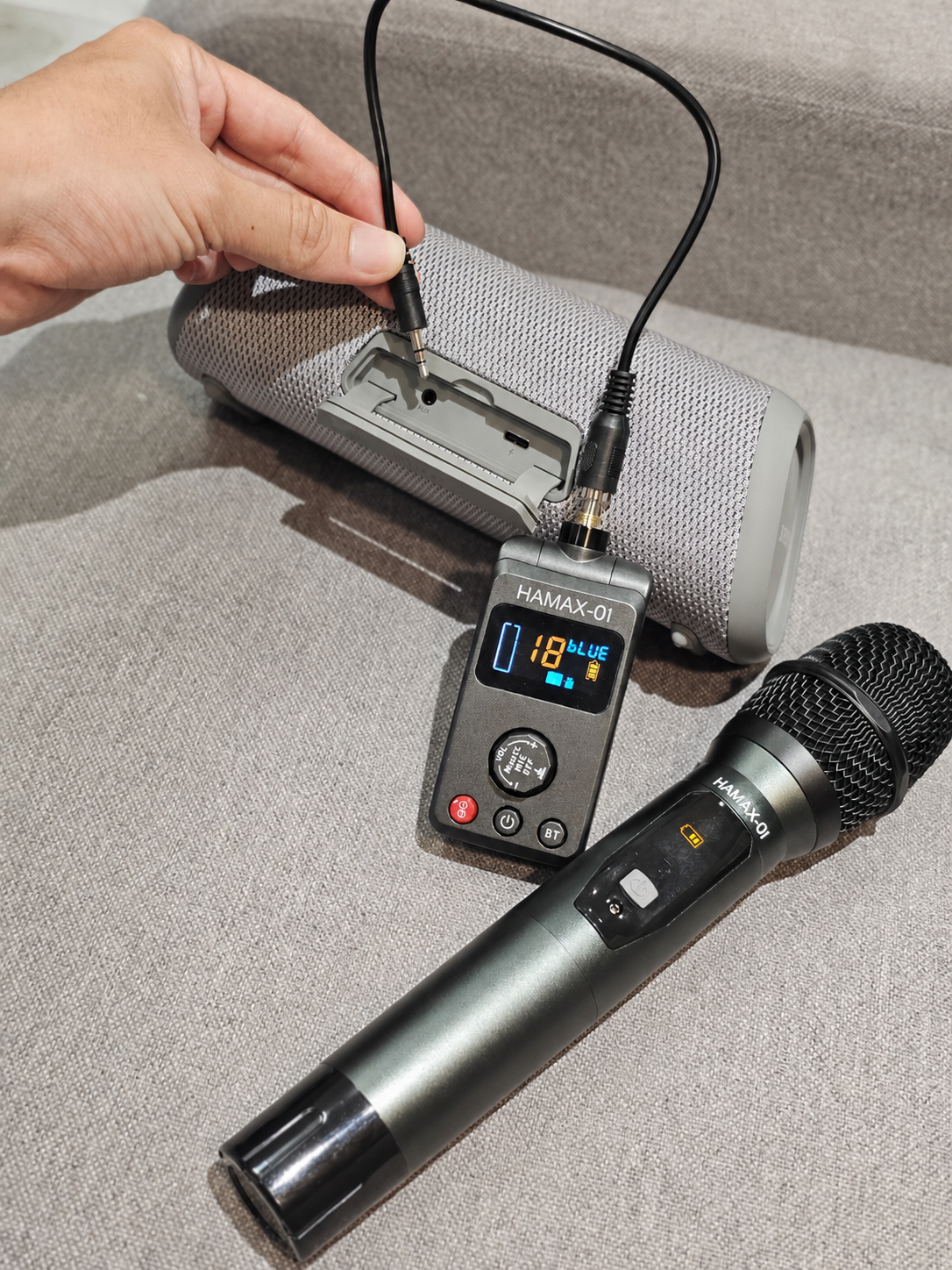Micro Hamax 01 nút đỏ - Bản 1 mic karaoke siêu đa năng với loa bluetooth loa kéo, xe hơi cổng aux 3.5