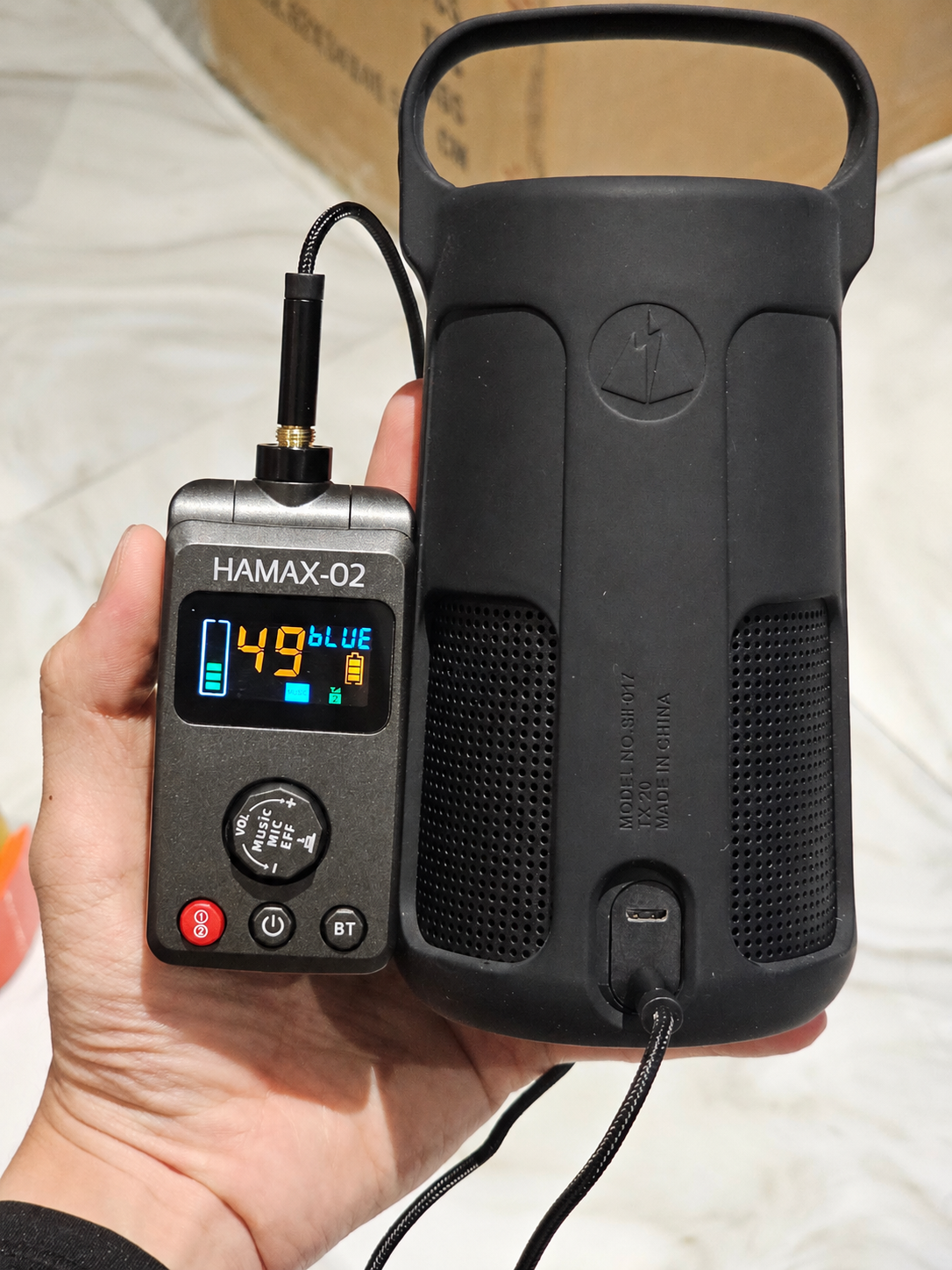 Micro Hamax 01 nút đỏ - Bản 1 mic karaoke siêu đa năng với loa bluetooth loa kéo, xe hơi cổng aux 3.5