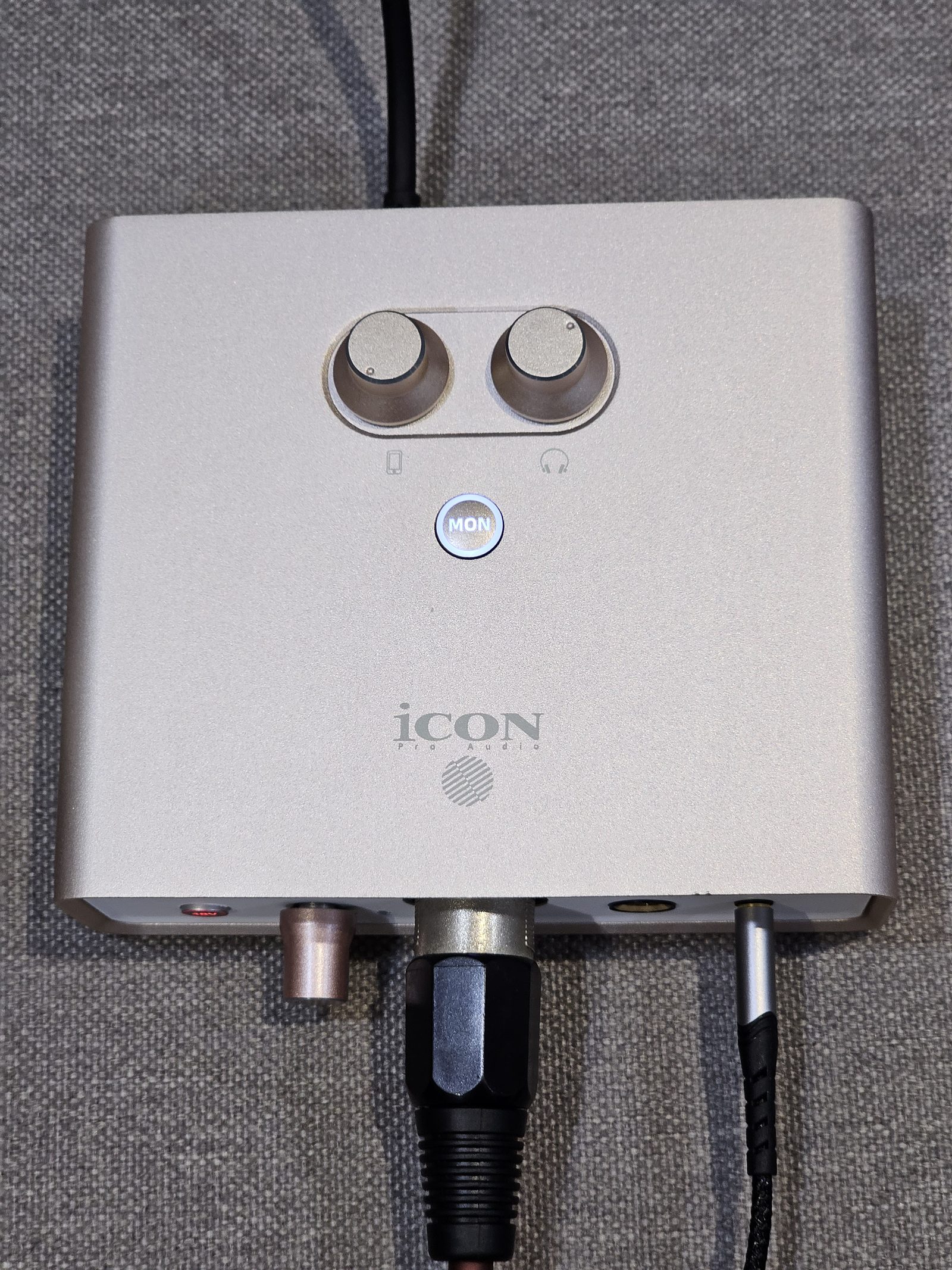 Mặt trên soundcard iCON Cube2Nano Dyna
