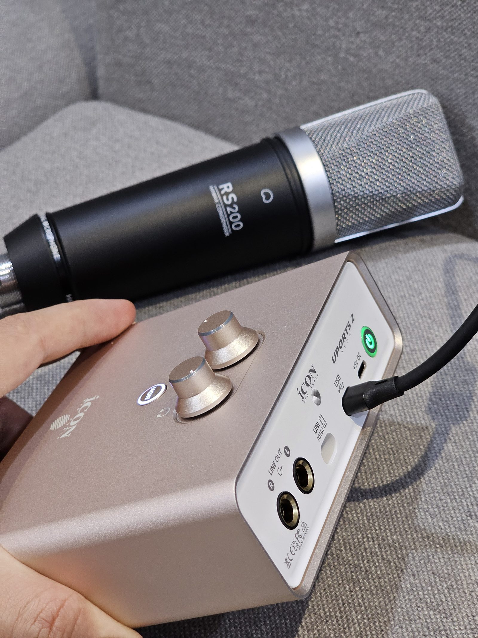iCON Cube2Nano Dyna và Micro RS200 Soundcard iCON Cube2Nano Dyna kết nối Micro RS200