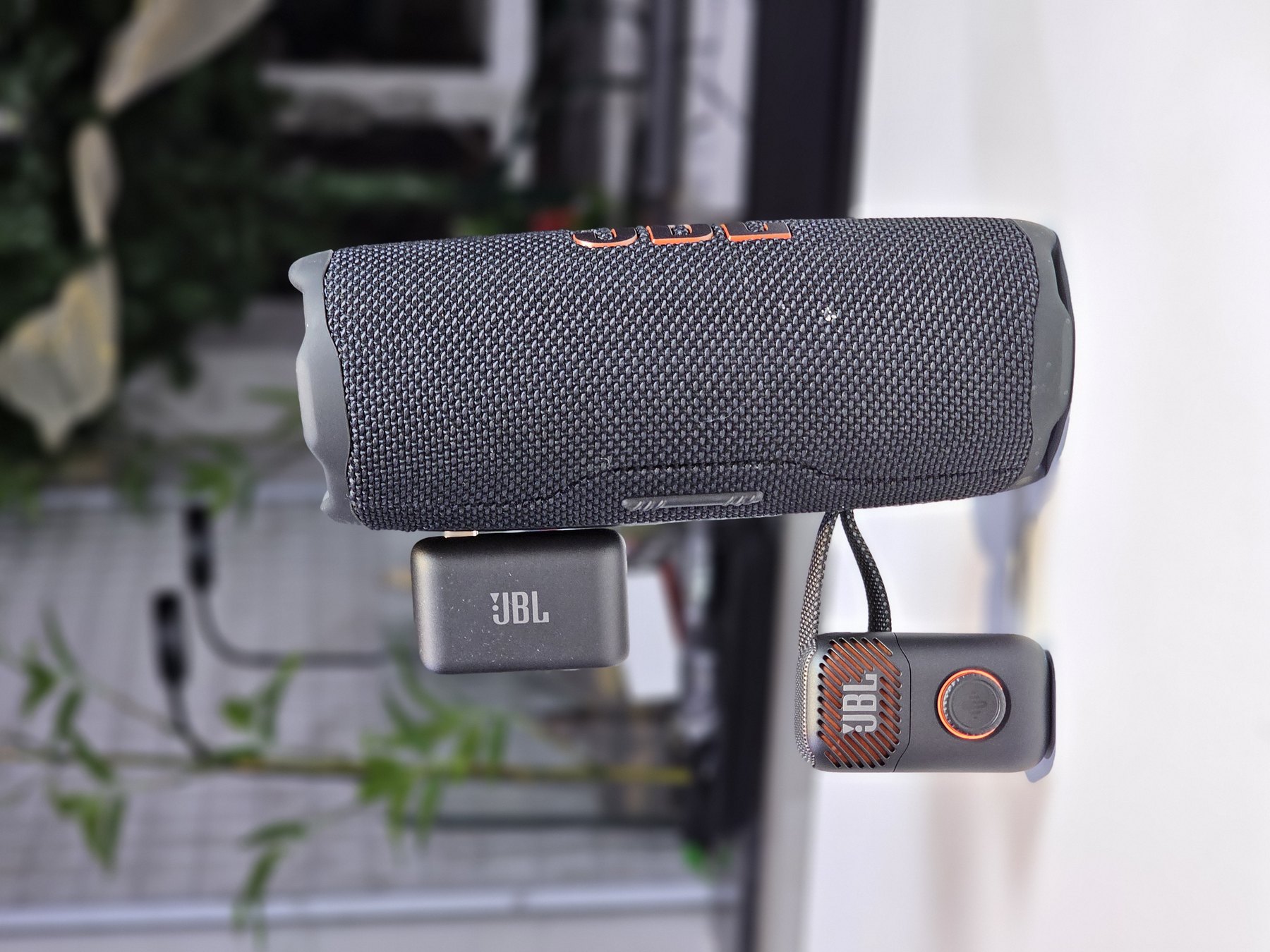 JBL EasySing Mic Mini hát cùng loa JBL