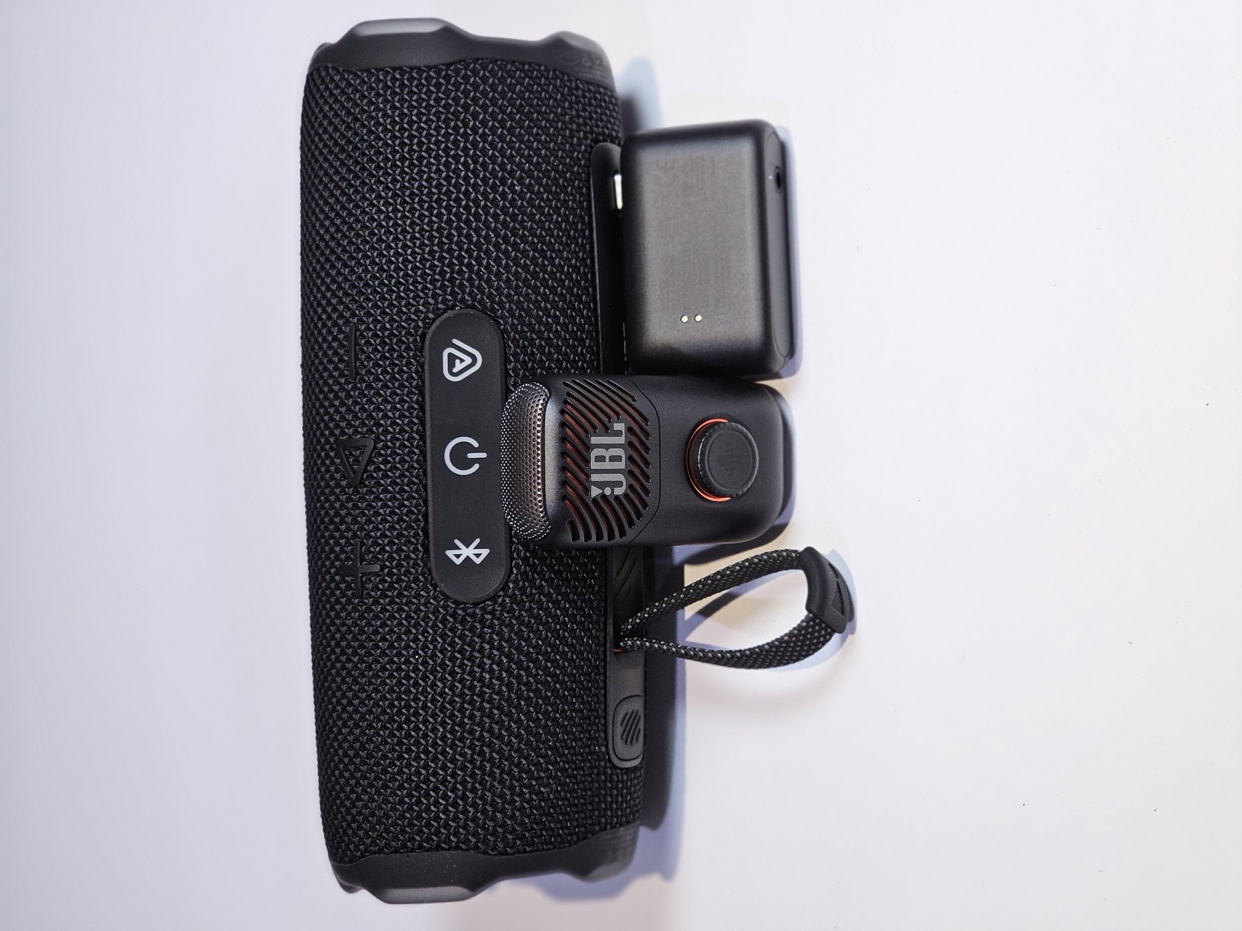 JBL EasySing Mic Mini gồm micro, receiver và hộp sạc