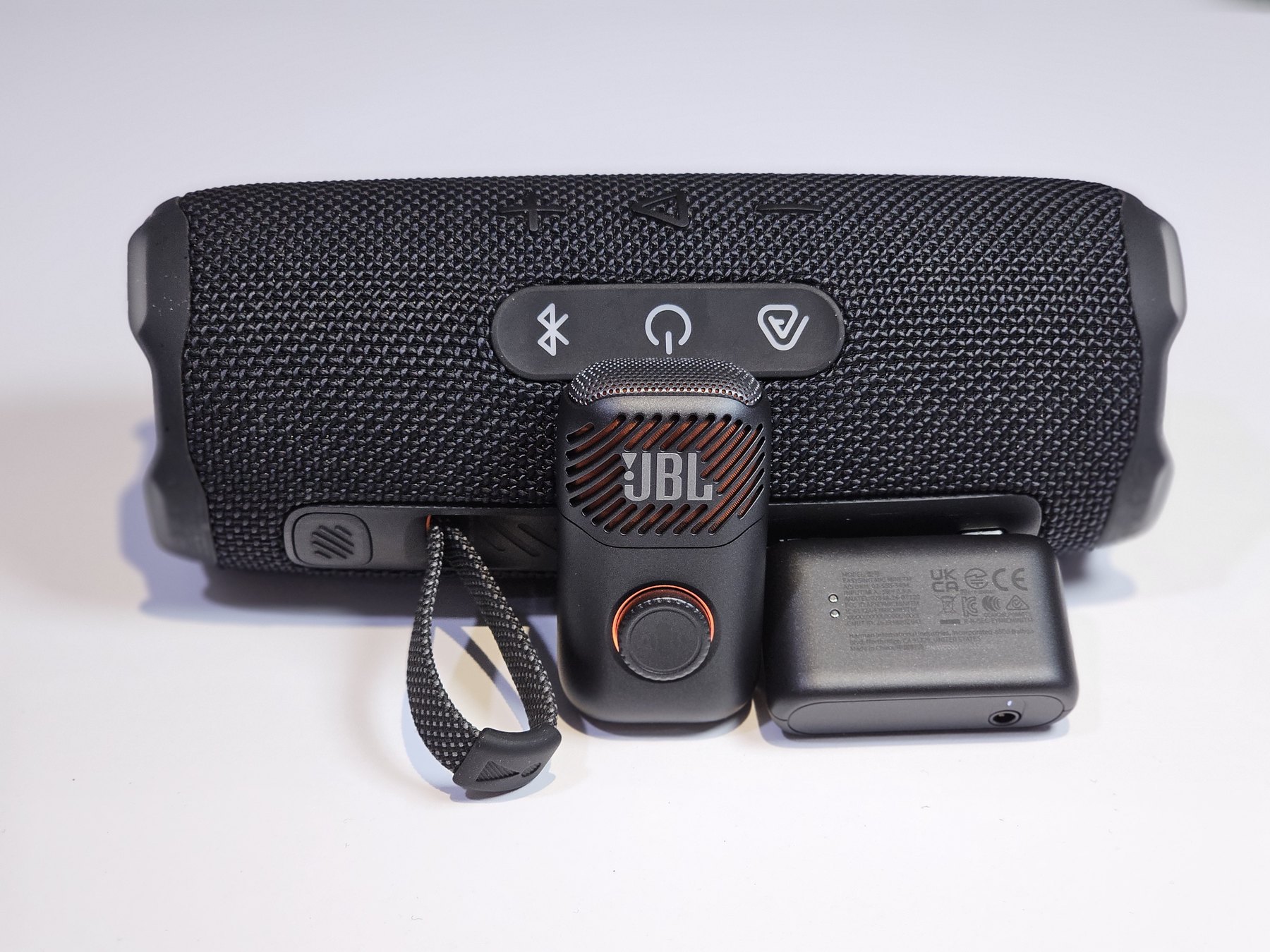 JBL EasySing Mic Mini và receiver đặt trước loa JBL