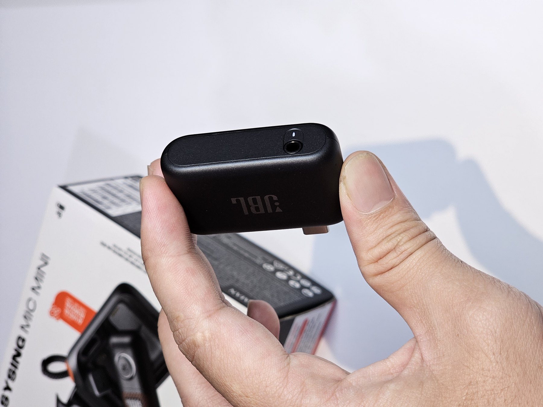Cận cảnh receiver JBL EasySing Mic Mini với đầu cắm USB-C và lỗ AUX