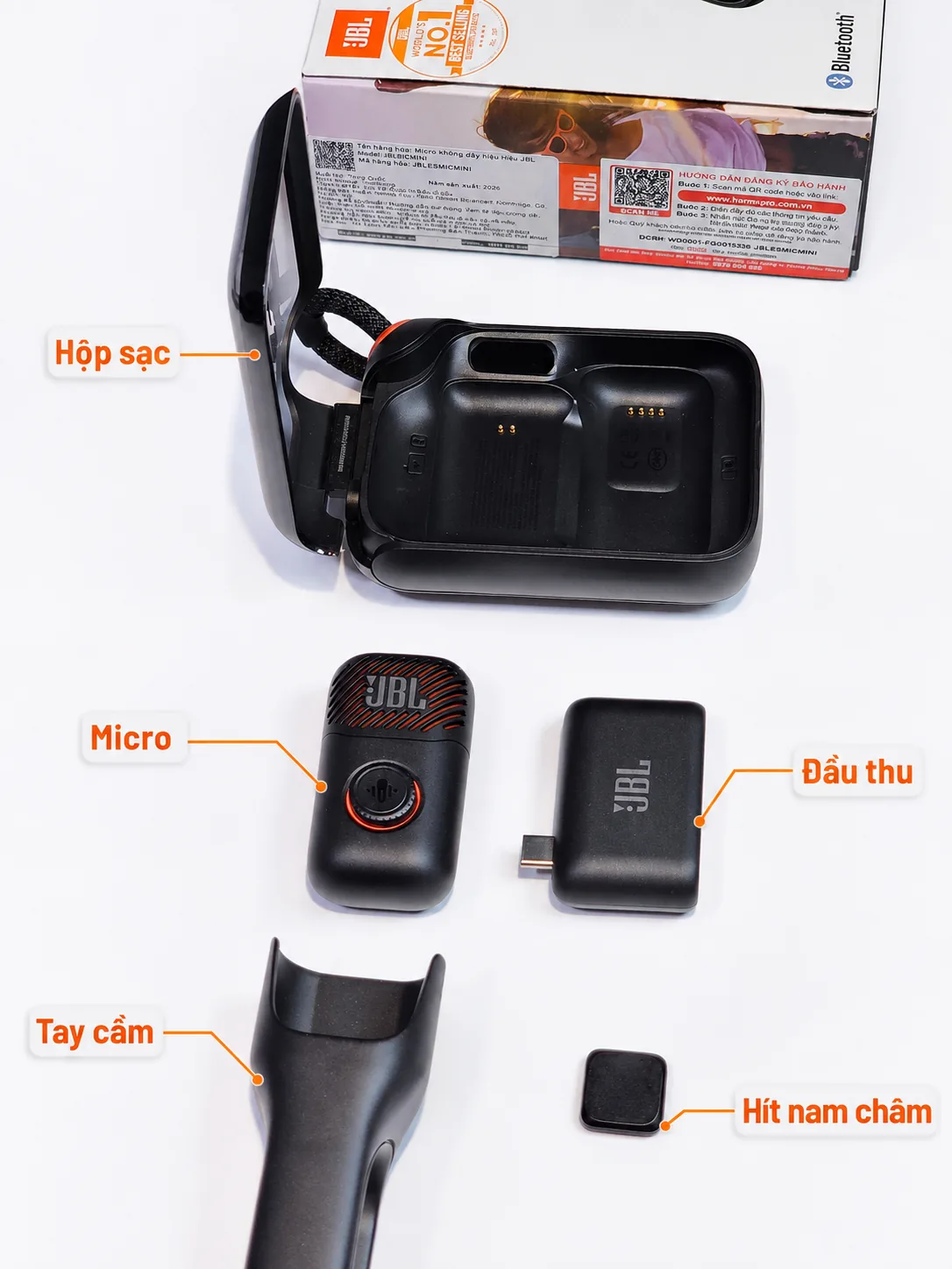 Bộ phụ kiện Mic JBL mini gồm hộp sạc micro đầu thu USB-C tay cầm và miếng hít nam châm