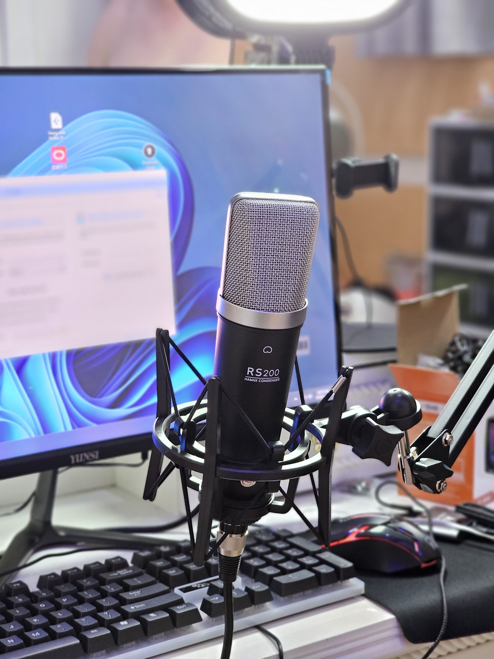 Micro RS200 setup thu âm trước máy tính tại Hưng Anh Studio
