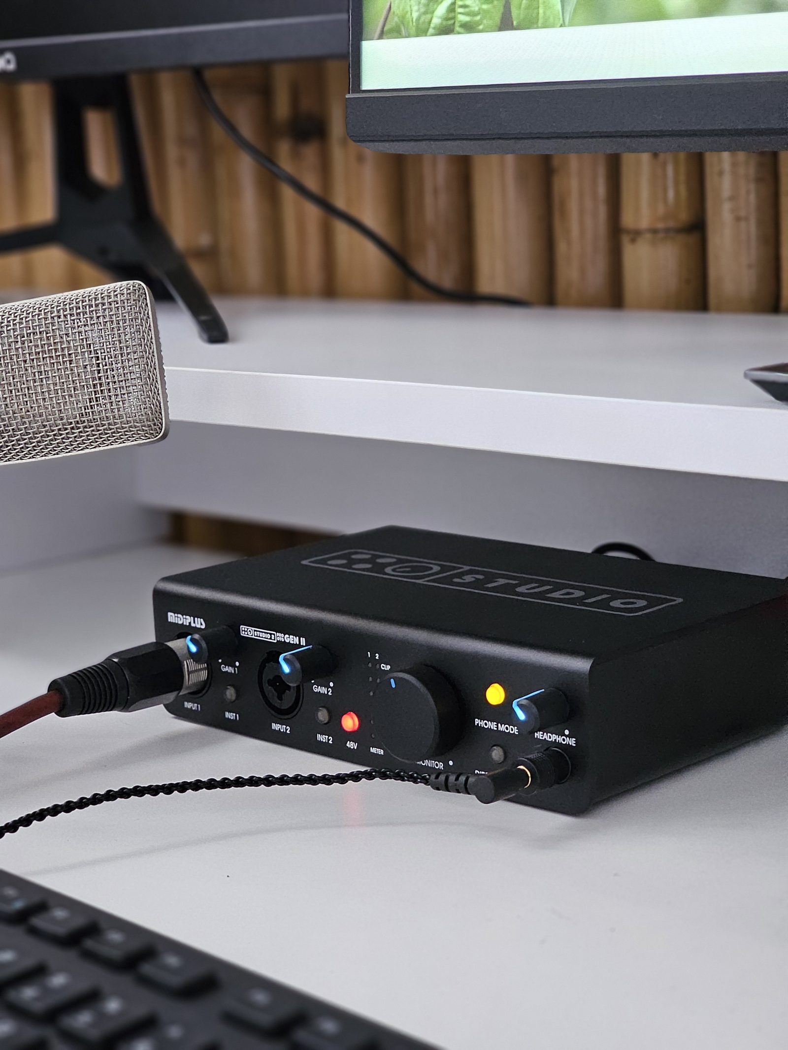 MIDIPLUS Studio 2 Pro OTG Gen II kết nối micro và tai nghe