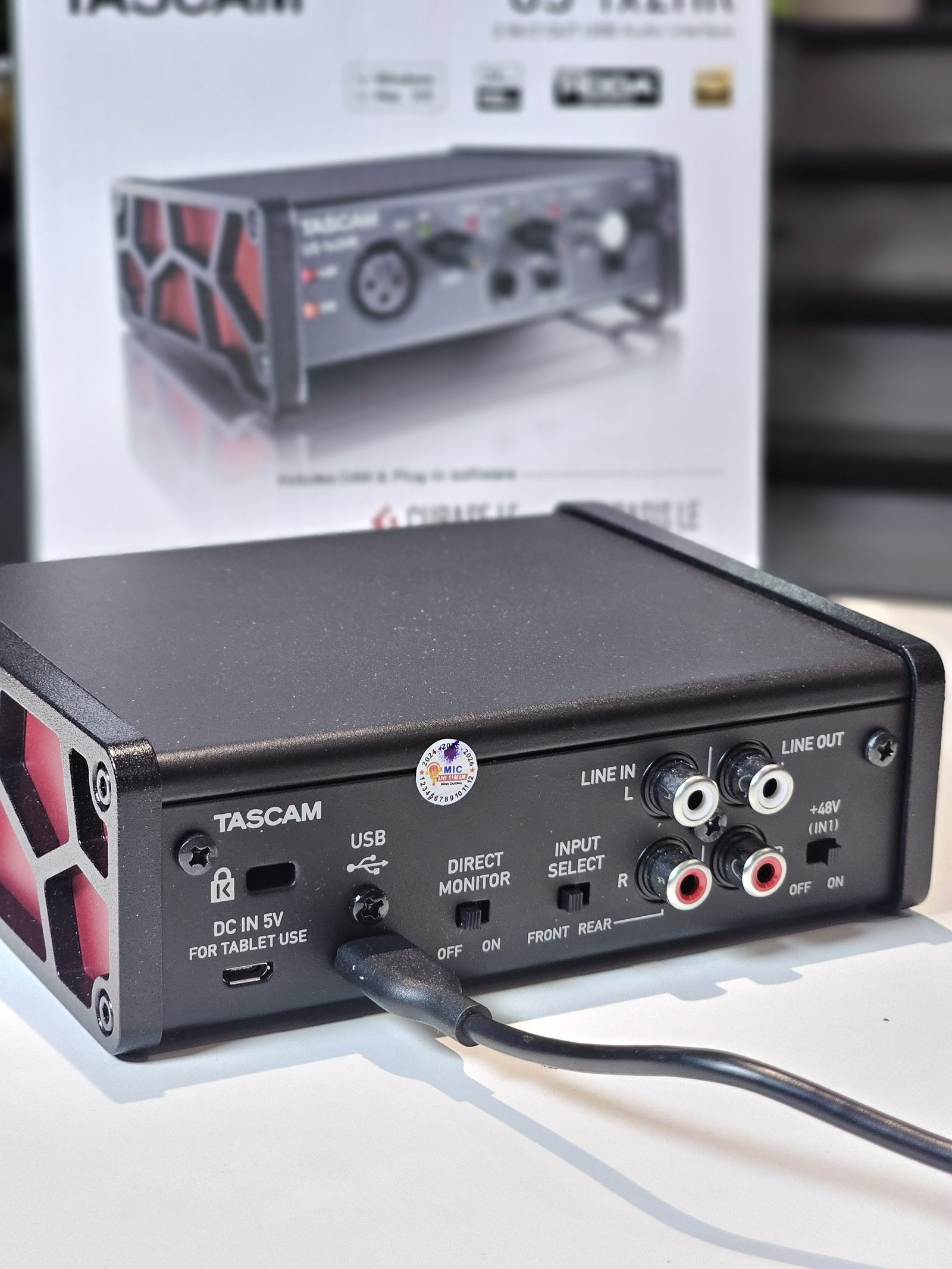 Cổng phía sau TASCAM US-1X2HR Cổng kết nối phía sau TASCAM US-1X2HR
