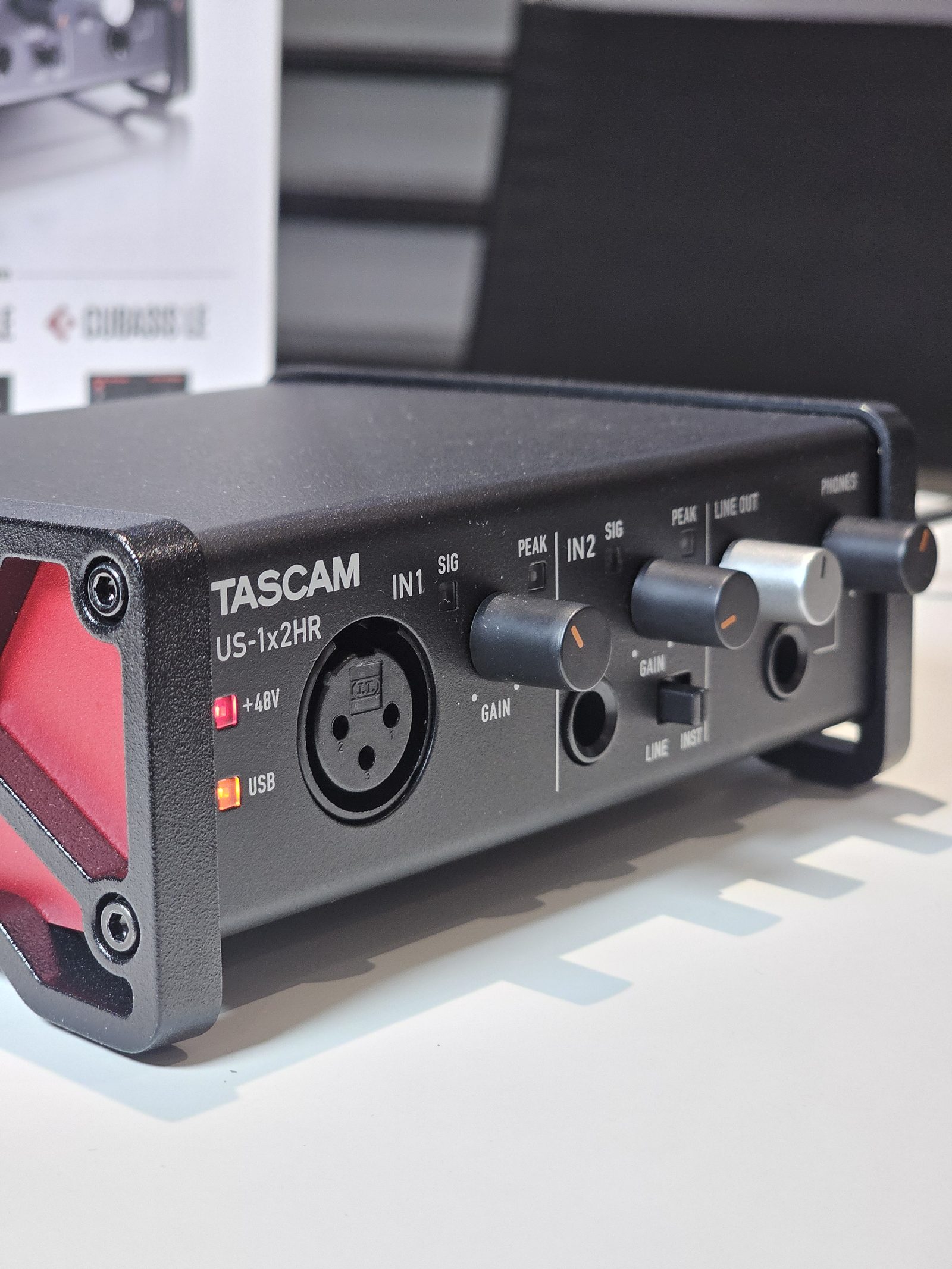 Mặt trước TASCAM US-1X2HR Mặt trước TASCAM US-1X2HR với ngõ mic và instrument